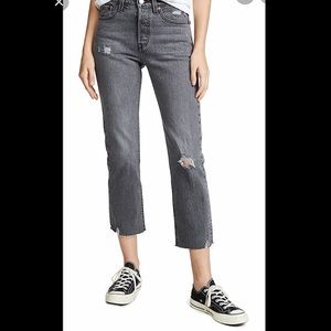 EUC Levi’s wedgie straight gray distressed W26L26
